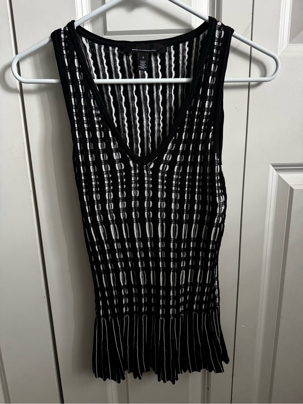 White House Black Market Black & White V-Neck Sleeveless Knit sweater
